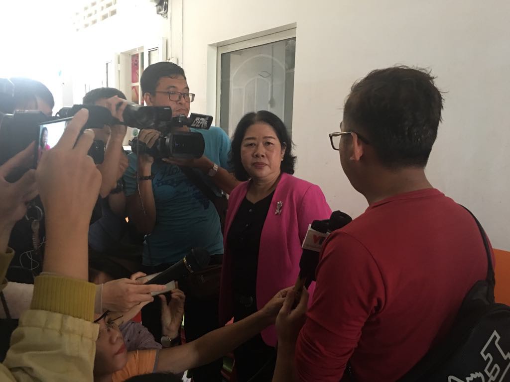 gia dinh be gai 5 tuoi bi co giao tat sung mat hoan canh co giao dang thuong chung toi khong muon truy to