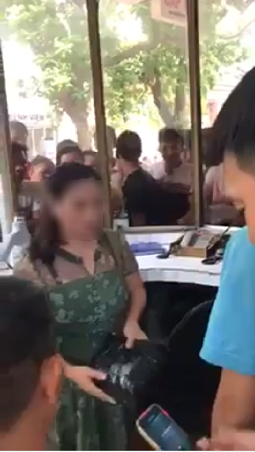 nguoi phu nu mac ao blouse mao danh bac si de lua tien ngay trong benh vien phu san ha noi