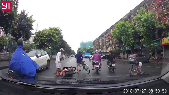 clip be gai suyt mat mang sau khi va cham voi ong