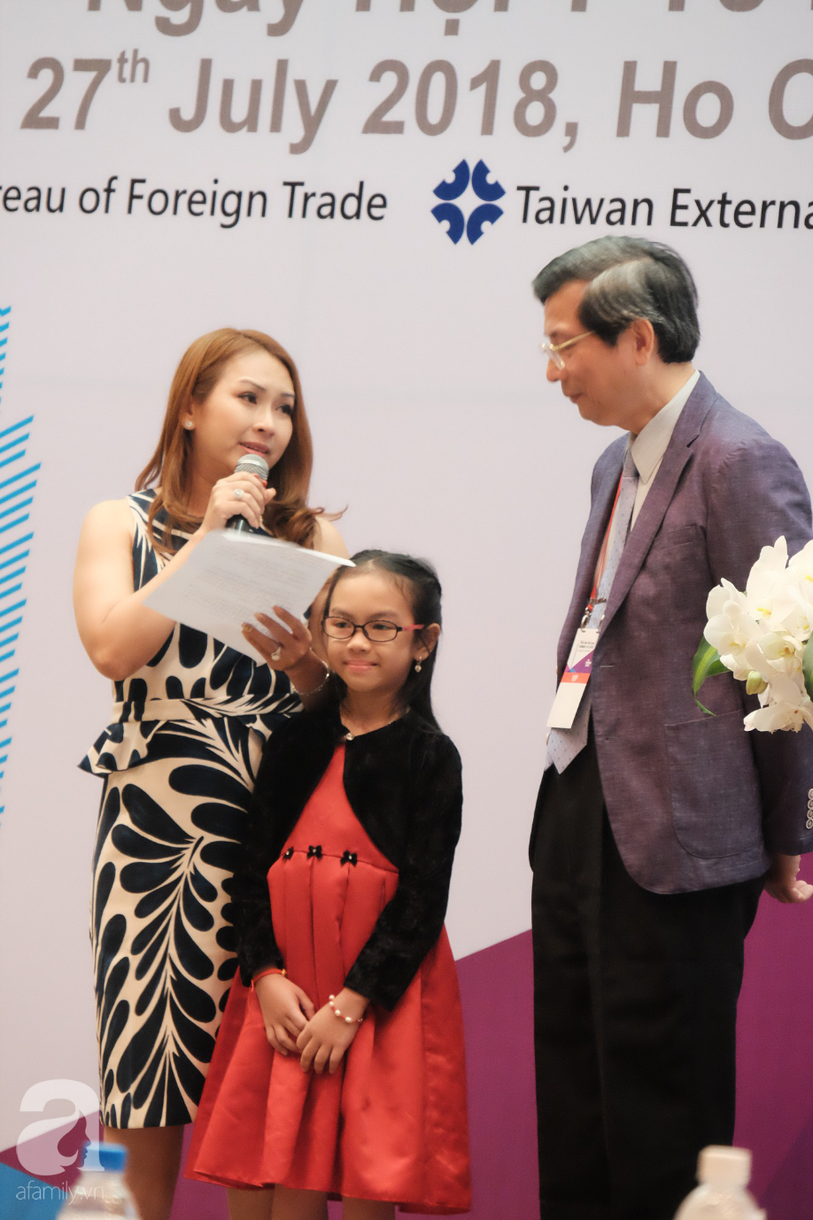 me viet bat khoc khi con gai bi xo gan nang duoc cuu song o dai loan