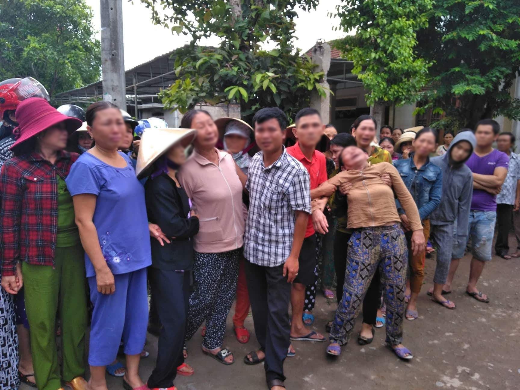 nguoi than khoc ngat khi don 13 xe cuu thuong cho thi the cac nan nhan vu tai nan xe ruoc dau tham khoc ve que nha