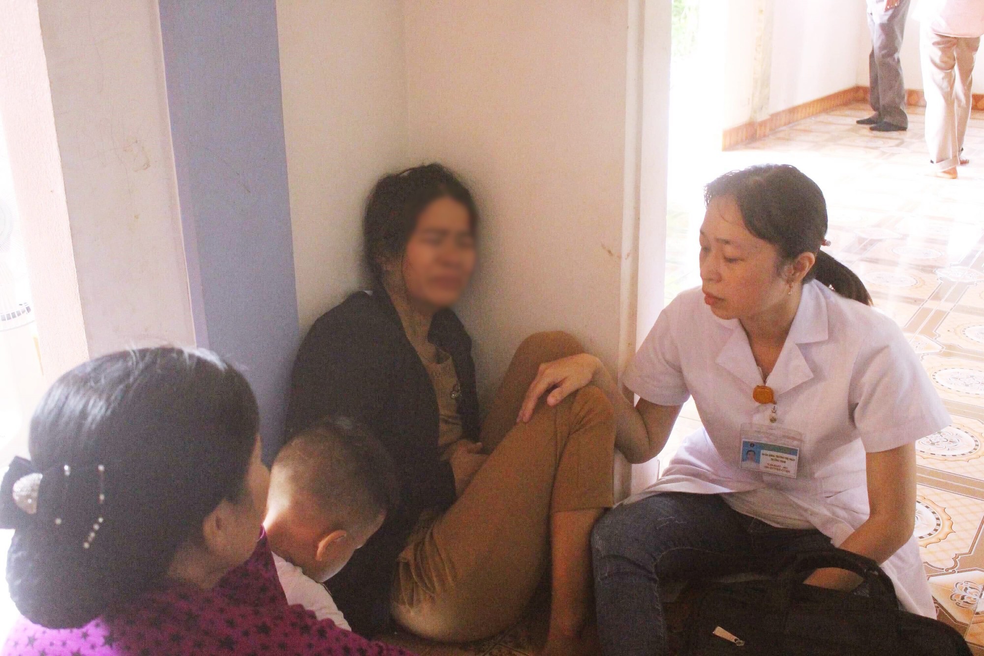 nguoi than khoc ngat khi don 13 xe cuu thuong cho thi the cac nan nhan vu tai nan xe ruoc dau tham khoc ve que nha
