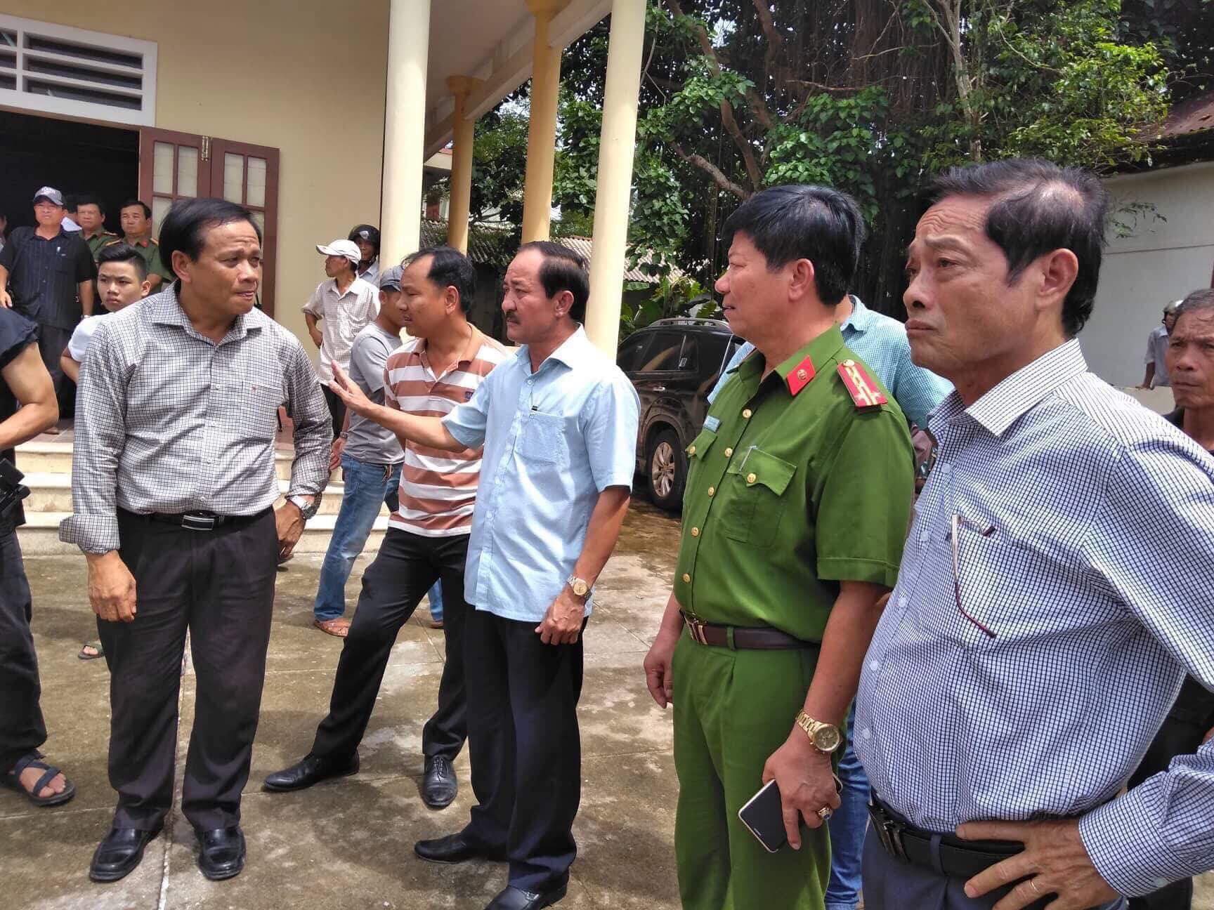 nguoi than khoc ngat khi don 13 xe cuu thuong cho thi the cac nan nhan vu tai nan xe ruoc dau tham khoc ve que nha