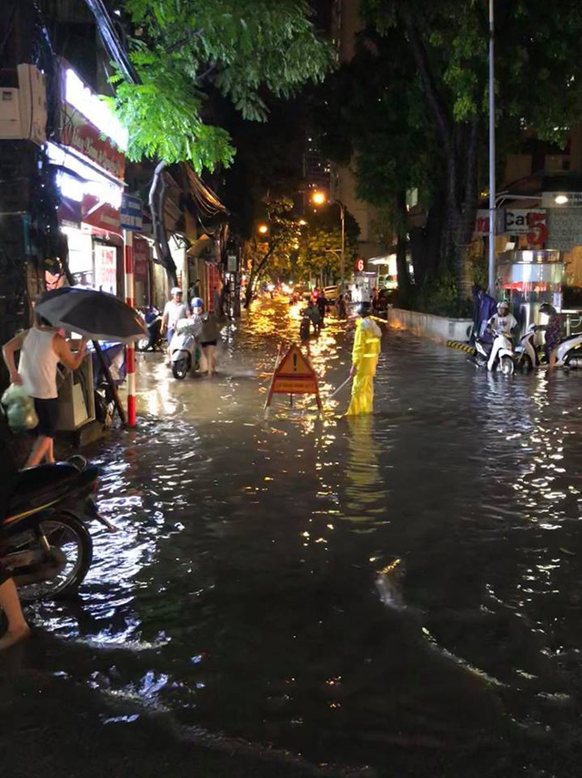 chum anh cac tuyen pho ngap ung tac duong kinh hoang nhieu gio lien sau con mua lon tai ha noi
