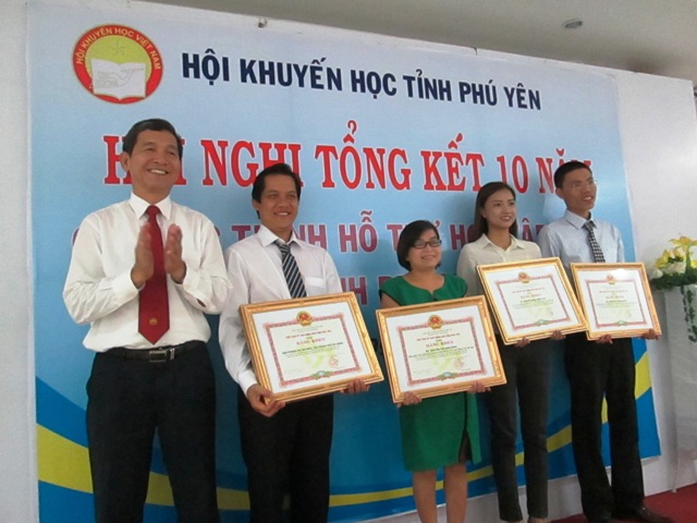 emwf trao hoc bong tri gia 75516 usd cho hoc sinh ngheo hieu hoc tinh phu yen