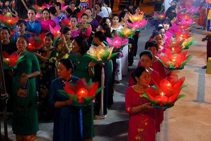 hon 4000 ngon hoa dang thap sang song hong trong le vu lan chua tieu dao