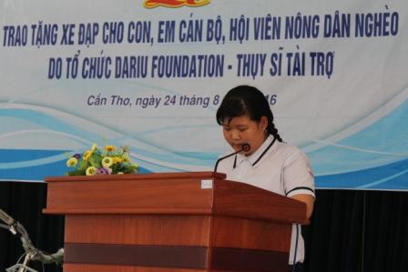 the dariu foundation thuy si trao tang xe dap cho hoc sinh ngheo can tho