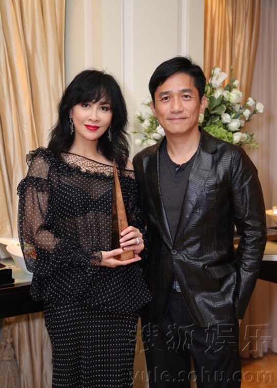 luong trieu vy lui thui di sieu thi mot minh khi vo vang nha trien mien
