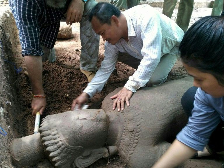 buc tuong co hang tram nam tuoi duoc tim thay tai quan the di tich angkor