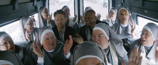 phan khich voi man ket hop co mot khong hai cua bo doi ryan reynolds samuel l jackson