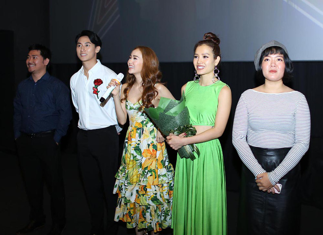 minh hang phuong trinh jolie vui ve noi cuoi sau tin don xich mich