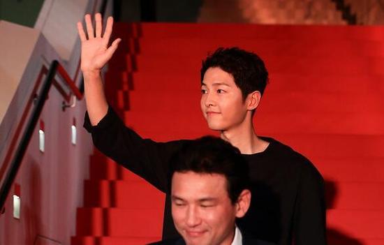 sau tin lay vo suc hut khung khiep cua song joong ki tai chau a khong thuyen giam