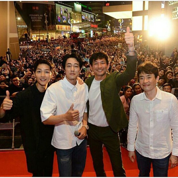 sau tin lay vo suc hut khung khiep cua song joong ki tai chau a khong thuyen giam