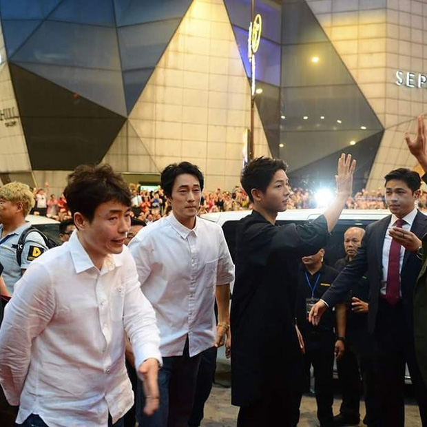 sau tin lay vo suc hut khung khiep cua song joong ki tai chau a khong thuyen giam