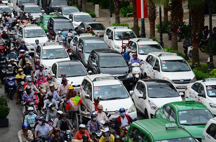 cam taxi tren nhieu tuyen duong tai ha noi trong gio cao diem