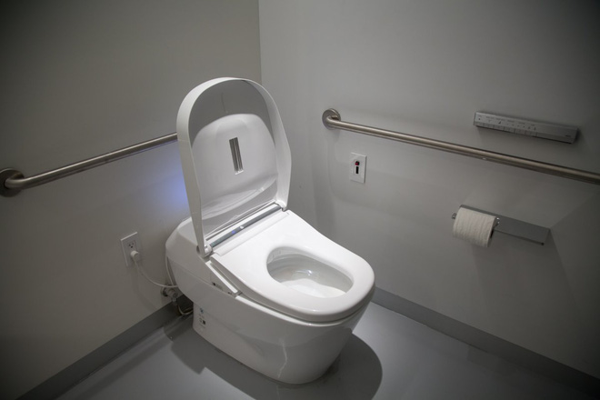 toto neorest 750h chie c mercedes benz cu a nga nh toilet ghe suo i a m na p tu mo vo i nuo c co the tu y chi nh khong co cay xi t gia hon 230 trie u