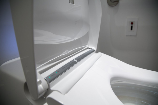 toto neorest 750h chie c mercedes benz cu a nga nh toilet ghe suo i a m na p tu mo vo i nuo c co the tu y chi nh khong co cay xi t gia hon 230 trie u