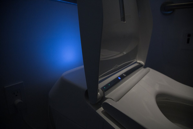 toto neorest 750h chie c mercedes benz cu a nga nh toilet ghe suo i a m na p tu mo vo i nuo c co the tu y chi nh khong co cay xi t gia hon 230 trie u