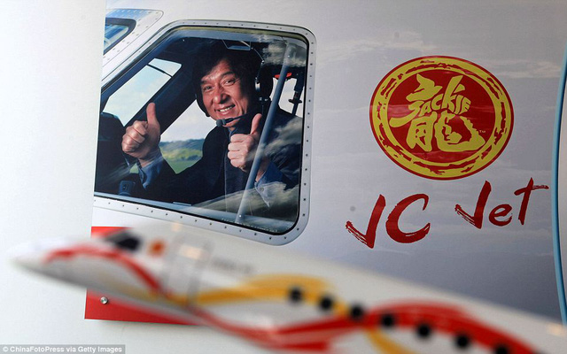 can canh sieu may bay xa xi cua tai tu jackie chan sang trong va hoan hao nhu mot cung dien tren khong