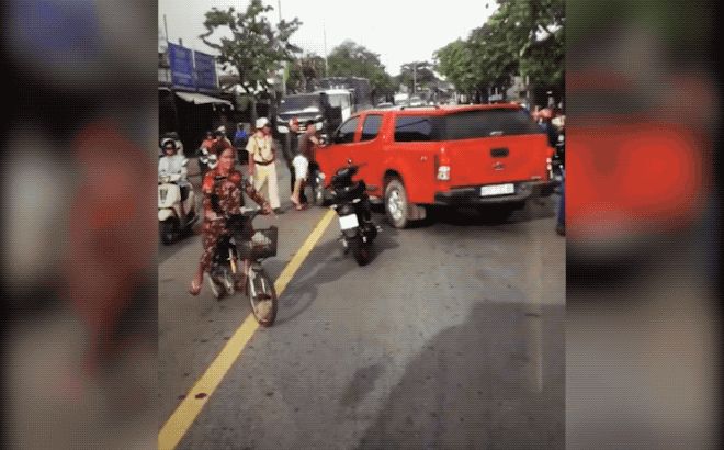 clip o to lao vao hien truong tai nan de giai cuu cho xe ban tai roi ca 2 cung bo chay truoc su ngo ngang cua nguoi dan va csgt
