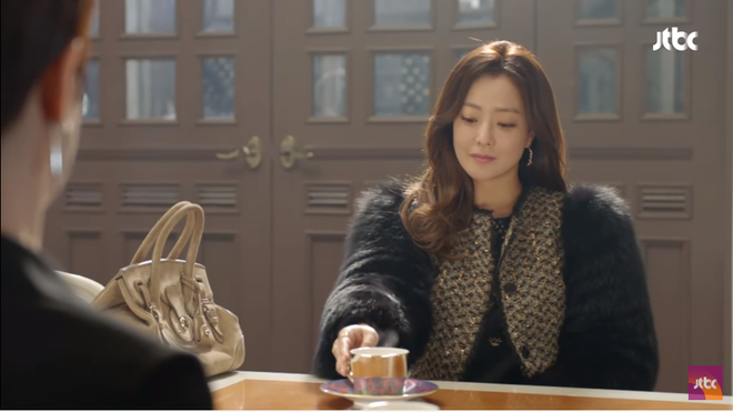 dieu gi o kim hee sun khien kim sun ah luon nhin co bang anh mat nguong mo