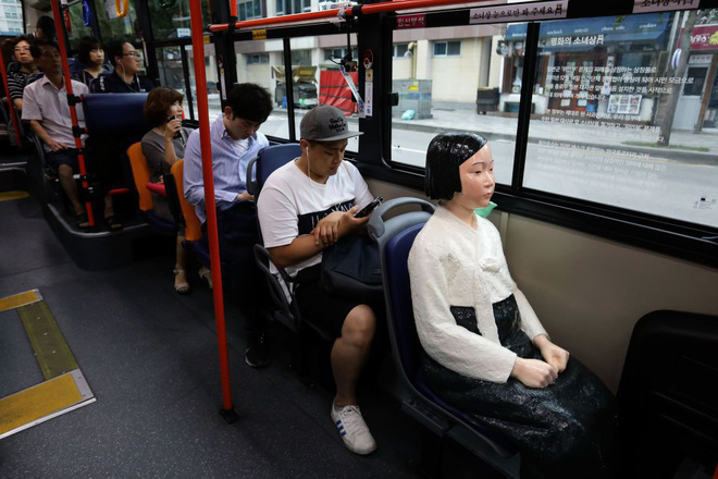cau chuyen buon phia sau buc tuong nguoi phu nu tren nhung chuyen xe buyt o han quoc