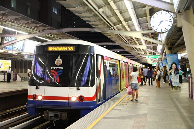 nhat ban se treo hon 1300 ap phich quang ba du lich ha noi