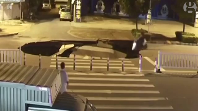 mai nhin dien thoai thanh nien trung quoc cho ca nguoi lan xe xuong ho tu than du di rat cham