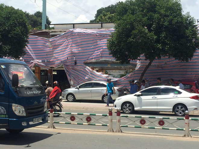 nam thanh nien bat ngo dap pha nhieu o to cua tai xe grabcar o sai gon