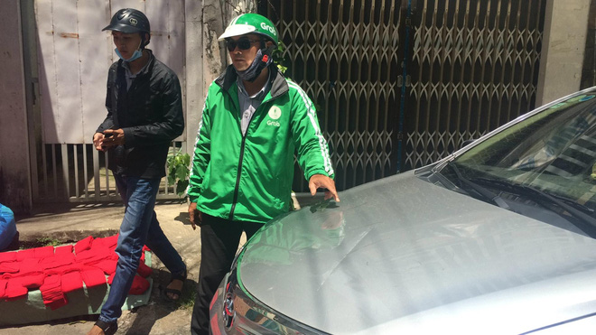 nam thanh nien bat ngo dap pha nhieu o to cua tai xe grabcar o sai gon
