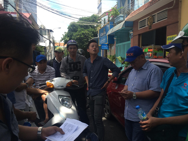 nam thanh nien bat ngo dap pha nhieu o to cua tai xe grabcar o sai gon