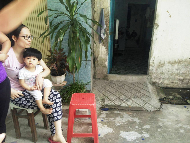thanh sat khoang 10m dam thang vao nha me dang cho con 2 thang tuoi bu sua thoat chet trong gang tac