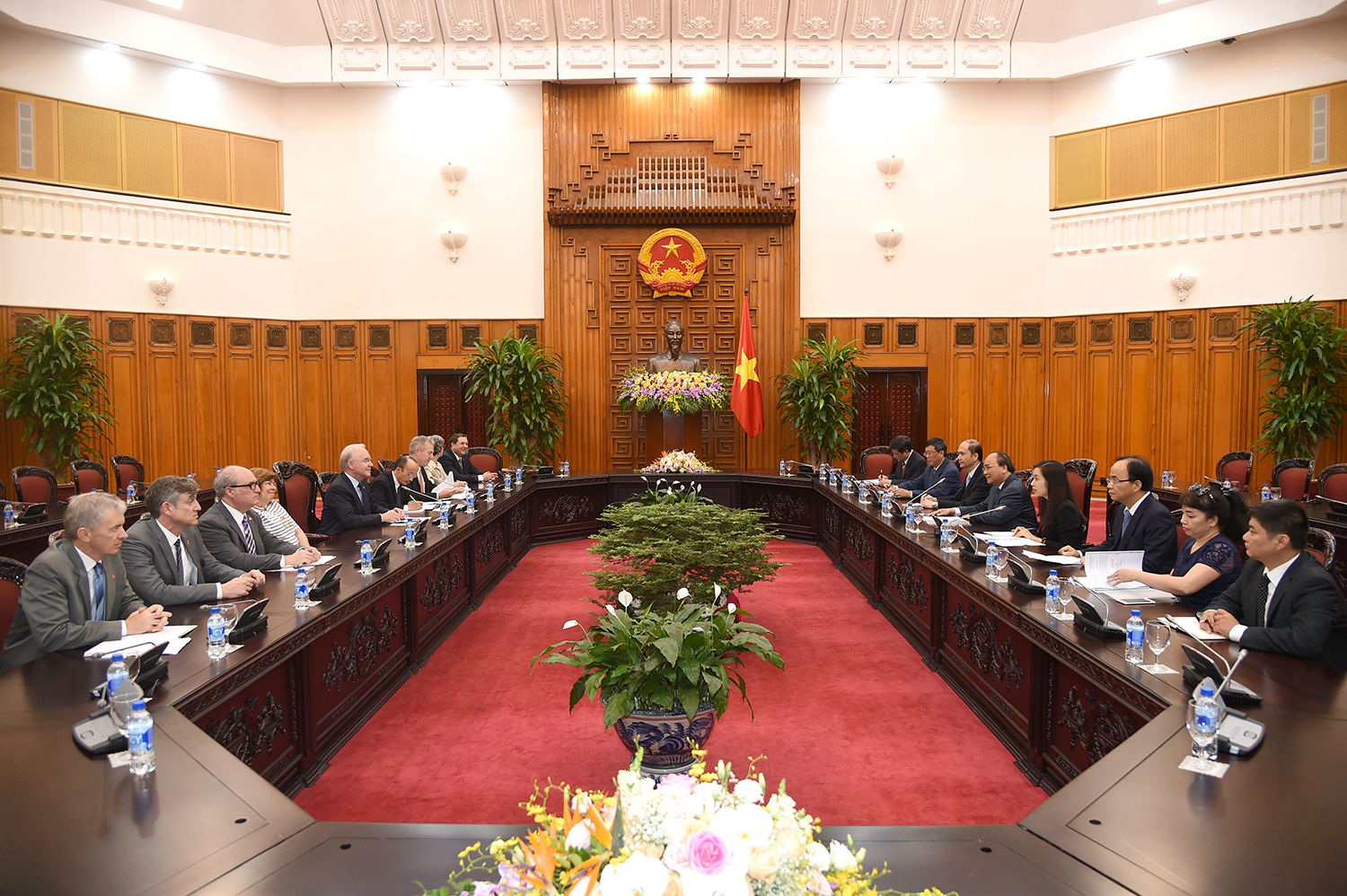 thu tuong tiep bo truong y te va phuc loi con nguoi hoa ky