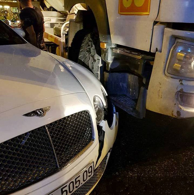 ha noi va cham voi xe bon sieu xe bentley gia chuc ty bi bep dau