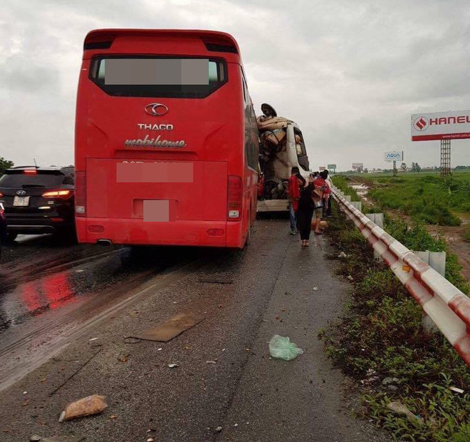 hai xe khach tong nhau bep dum tren cao toc phap van cau gie 10 nguoi bi thuong