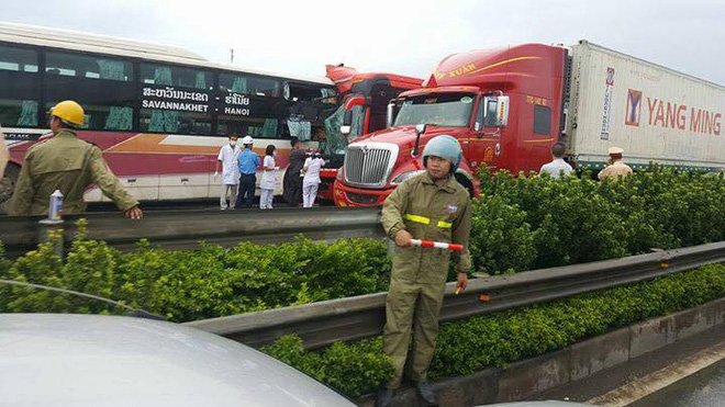hai xe khach tong nhau bep dum tren cao toc phap van cau gie 10 nguoi bi thuong
