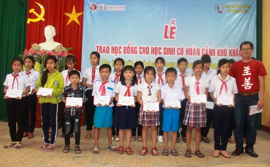 450 hoc bong danh cho hoc sinh ngheo vuot kho tai quang ngai
