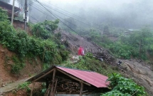 video lo dat nuot chung hang loat o to nhu ngay tan the