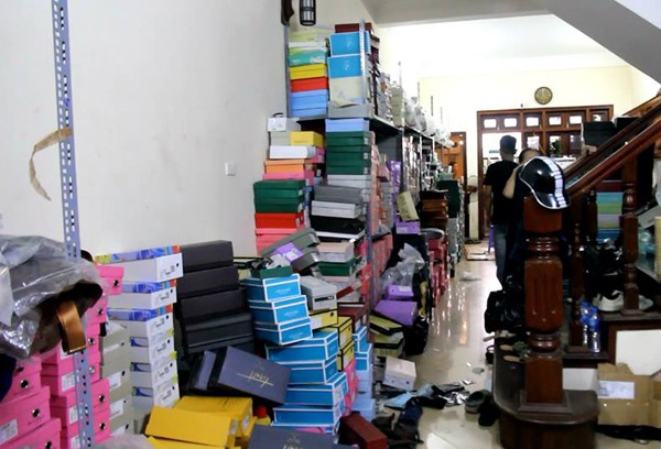 ha noi hang nghin doi giay dep tui xach nhai bi bat giu