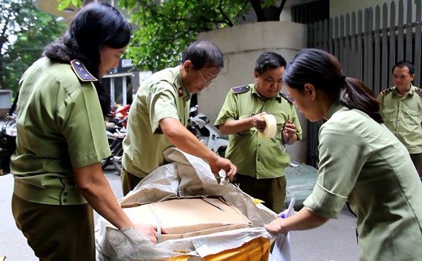 ha noi hang nghin doi giay dep tui xach nhai bi bat giu