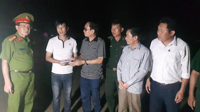nghe an hai nguoi dan ong tam bien bi song cuon troi tu vong