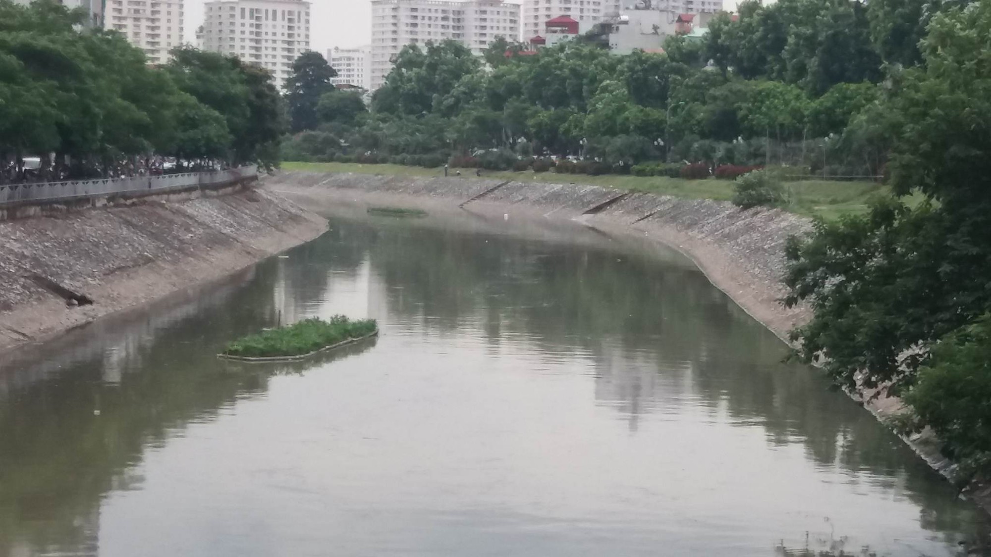 co gai tre khoa than boi ra giua song to lich nhay mua van chua tinh tao