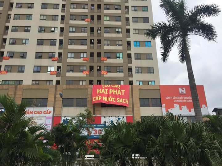 ha noi cu dan chung cu phat ngan vi nuoc sinh hoat den tua mau cafe