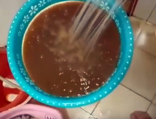 ha noi cu dan chung cu phat ngan vi nuoc sinh hoat den tua mau cafe