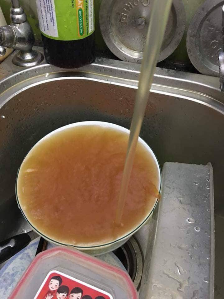 ha noi cu dan chung cu phat ngan vi nuoc sinh hoat den tua mau cafe