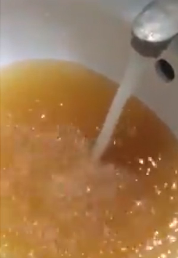 ha noi cu dan chung cu phat ngan vi nuoc sinh hoat den tua mau cafe