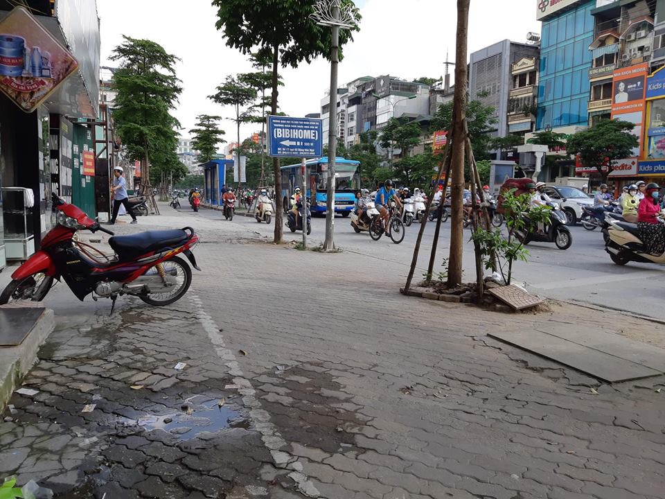 vu vo be con gap chong cap bo nao loan pho ha noi bo va me vo cung xuat hien khi danh ghen