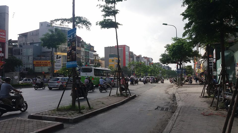 vu vo be con gap chong cap bo nao loan pho ha noi bo va me vo cung xuat hien khi danh ghen