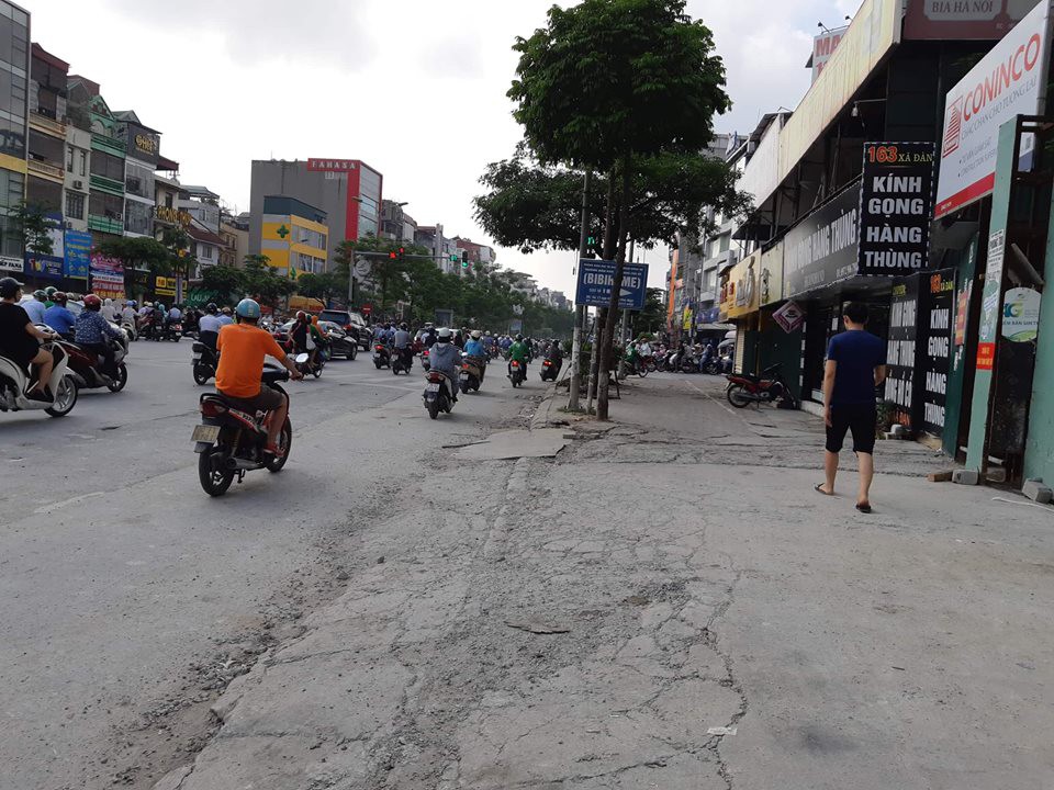 vu vo be con gap chong cap bo nao loan pho ha noi bo va me vo cung xuat hien khi danh ghen