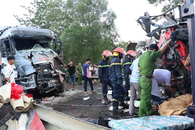ha tinh xe container dau dau no lon 2 tai xe tu vong trong cabin